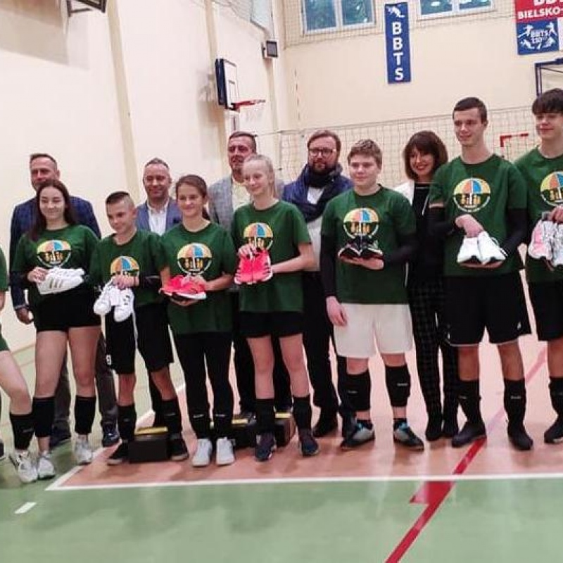 foto: Uroczyste przekazanie obuwia sportowego